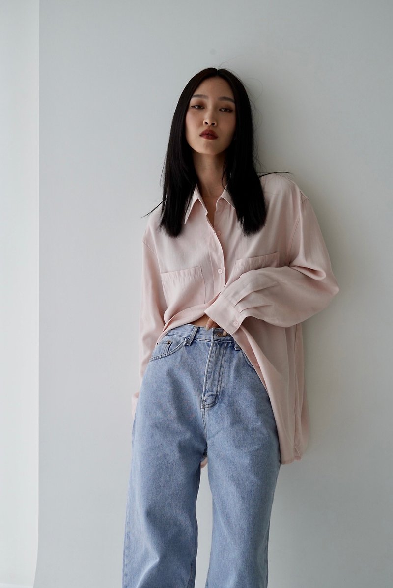 【品牌選品】光澤柔感 寬版襯衫 溫柔粉 - 女襯衫 - 聚酯纖維 粉紅色