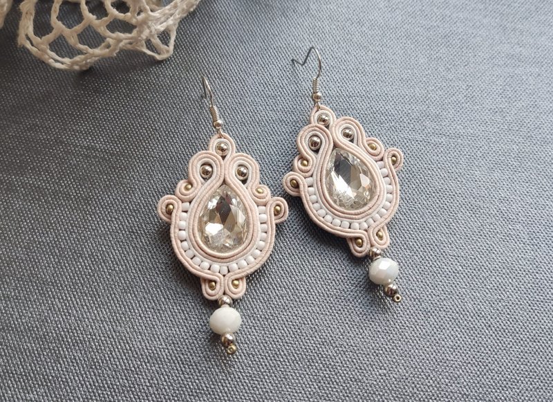 新娘耳環 Bridal Earrings, Ivory white rhinestone crystal beadwork embroidery - 耳環/耳夾/耳骨夾 - 水晶 粉紅色