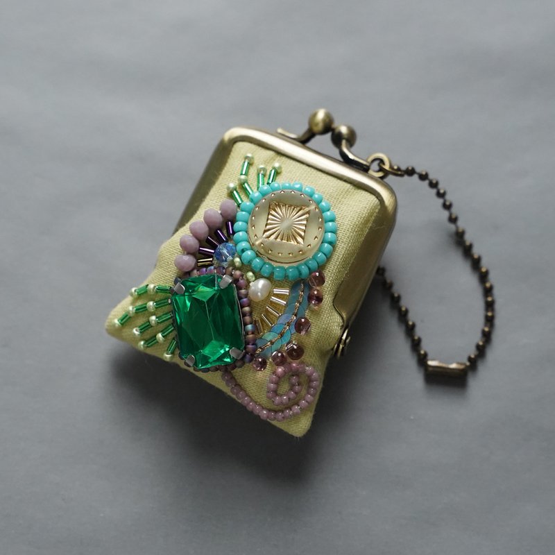 ネックレスにも、バッグチャームにも、小さな小さなビーズ刺繍のがま口　30　イエロー　プレゼント　アクセサリーケース - 吊飾/掛飾 - 棉．麻 黃色