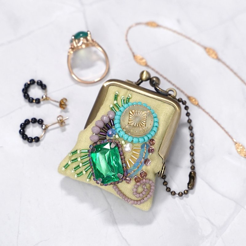 小さなビーズ刺繍のがま口 No.30 レモンイエローのガーゼ ネックレス・バッグチャームにも アクセサリーケース 手刺繍の一点物 - チャーム - コットン・麻 イエロー