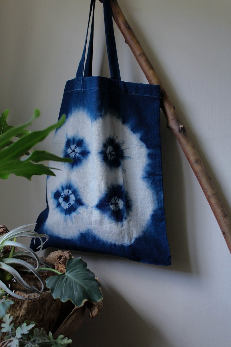 ผ้าฝ้าย/ผ้าลินิน กระเป๋าถือ สีน้ำเงิน - Herring Blue Dye | Blue Dye Tote Bag Canvas Bag Partially Dyed Spider Skewer Spot