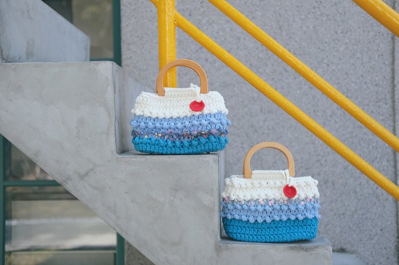 Mount Fuji Tote Woven Bag - กระเป๋าถือ - วัสดุอื่นๆ 