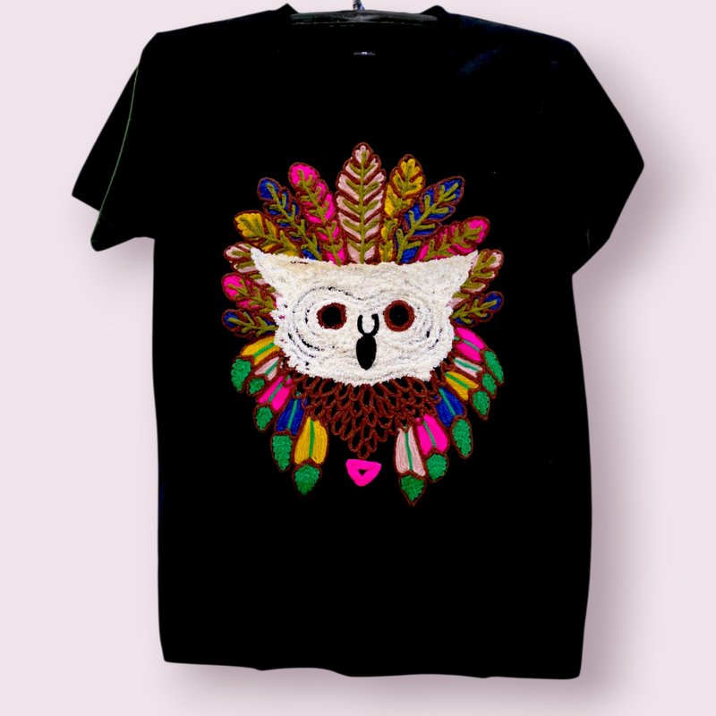 T-shirt with embroidered pattern made of yarnfrom wool yarn - 女 T 恤 - 棉．麻 黑色