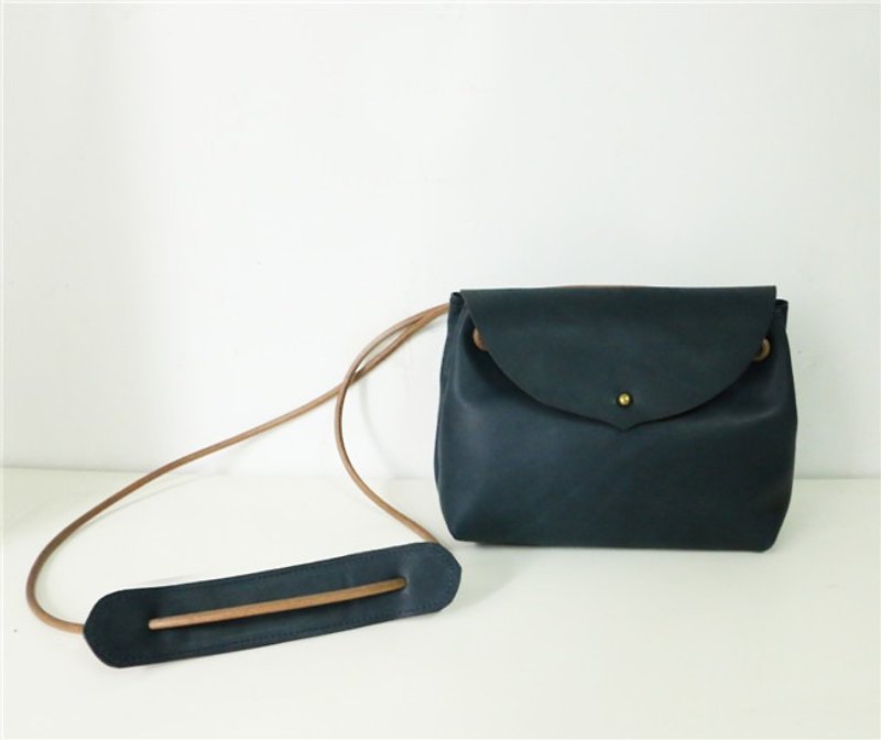 Mingen'Handiwork simple retro dark blue monk buckle cowhide cross-body dumpling leather bag PB16007 - กระเป๋าแมสเซนเจอร์ - หนังแท้ สีน้ำเงิน