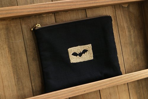 tokay.tw 碎片系列 / 手工刺繡萬用拉鍊包 / 蝙蝠
