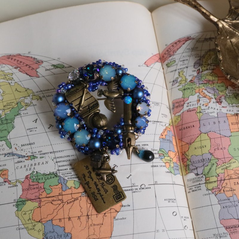 夜間飛行　ブローチ 青 ブルー ブラック 鳥 飛行機 地球儀 エアメール 手紙 ペン先 オーストリアクリスタル パール - 胸針 - 玻璃 藍色