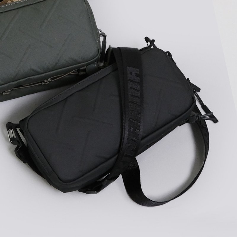 Juno iron flower shoulder bag-black - กระเป๋าแมสเซนเจอร์ - วัสดุอื่นๆ สีดำ