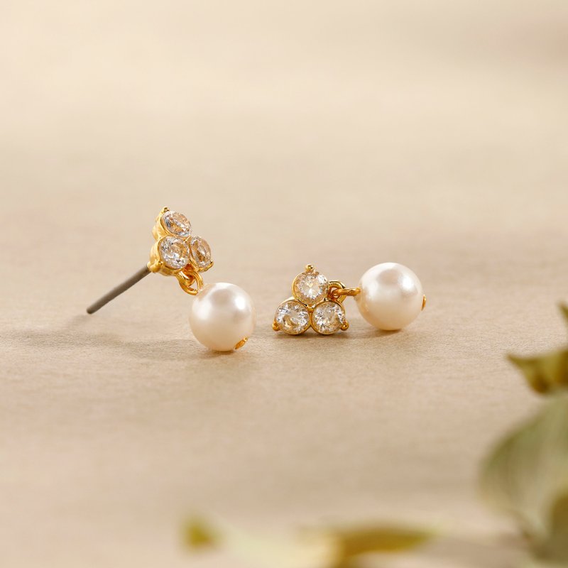 flower pearl pierced earring cubic zirconia　ニッケルフリー　チタンポスト　パール　キュービックジルコニア　ゴールド - 耳環/耳夾/耳骨夾 - 其他金屬 金色
