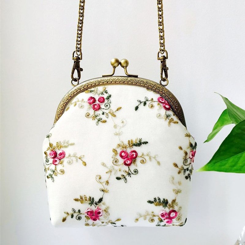 On the new first 50% off) lace culture mouth gold bag cheongsam bag Messenger bag embroidery iphone mobile phone bag phone bag oblique bag bag bag birthday gift red - Messenger Bags & Sling Bags - Cotton & Hemp 