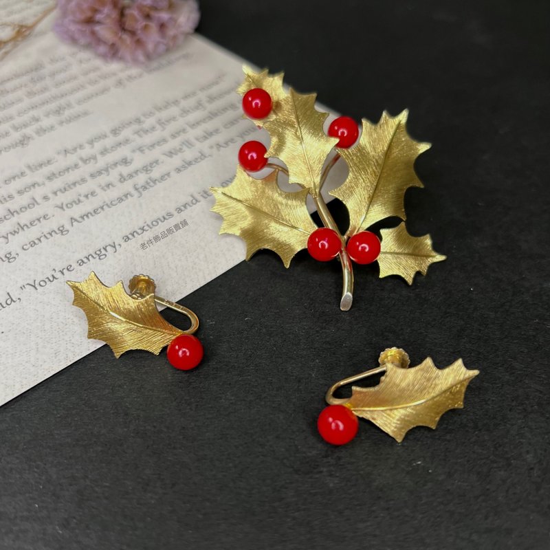 Krementz Christmas Poster Style-Holly Berry 14K Gold-Filled Brooch and Clip-On Set - ต่างหู - เครื่องประดับ สีทอง
