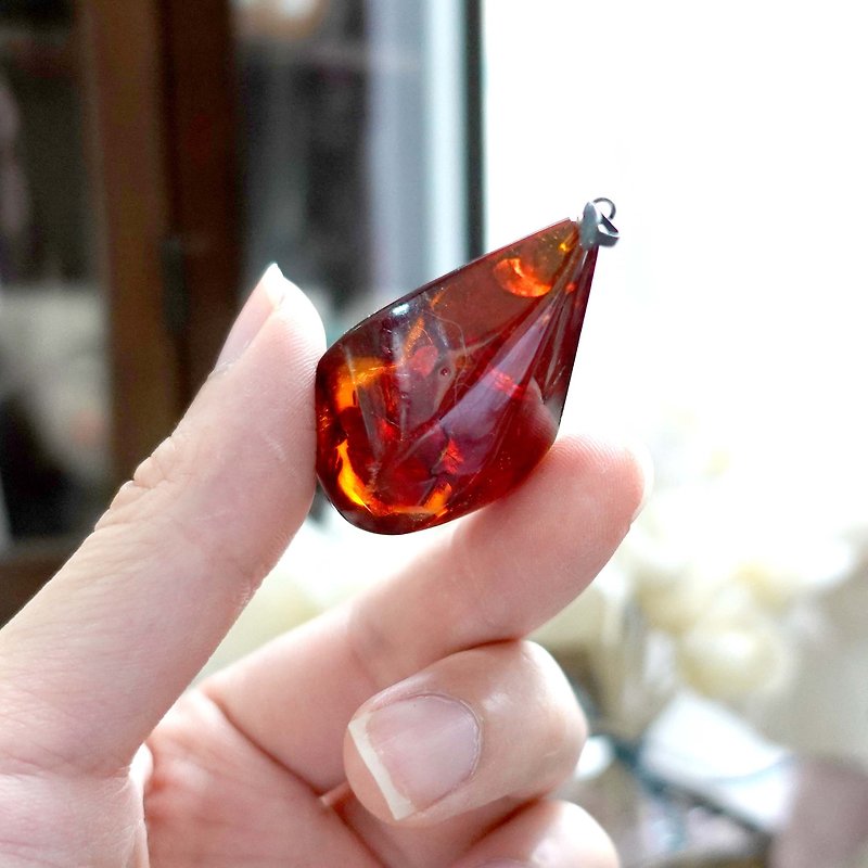 Japanese medieval red amber drop-shaped necklace necklace pendant vintage jewelry jewelry amber Wax - Necklaces - Gemstone Red