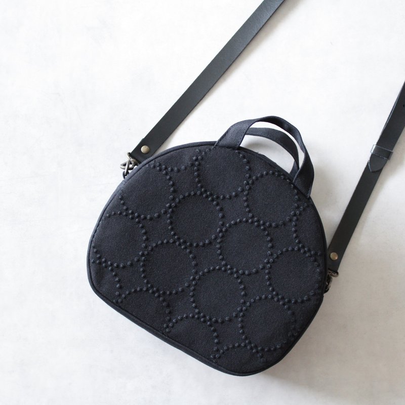 mina perhonen Fabric Used 2-way Round Bag Tambourine Black Shoulder Bag Tote Bag Canvas Bag - 側背包/斜孭袋 - 棉．麻 黑色