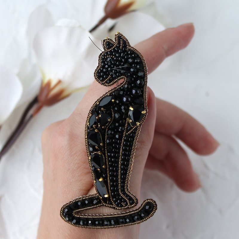 Beaded Black Cat Brooch. Embroidery Brooch. Black Cat Pin - 胸針/心口針 - 水晶 黑色