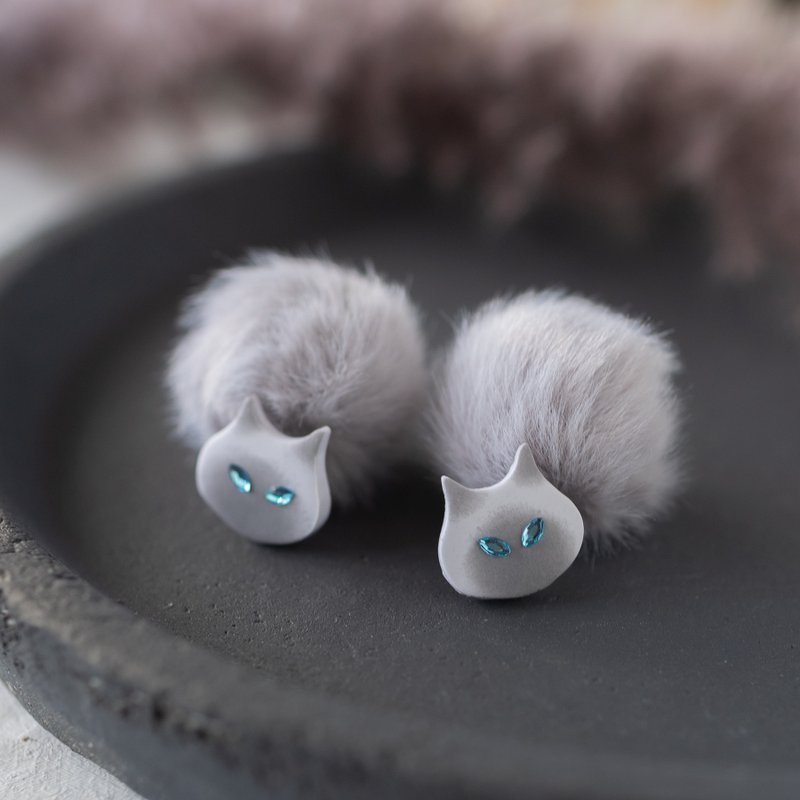 Cat and pompom earrings / gray - Earrings & Clip-ons - Plastic Gray