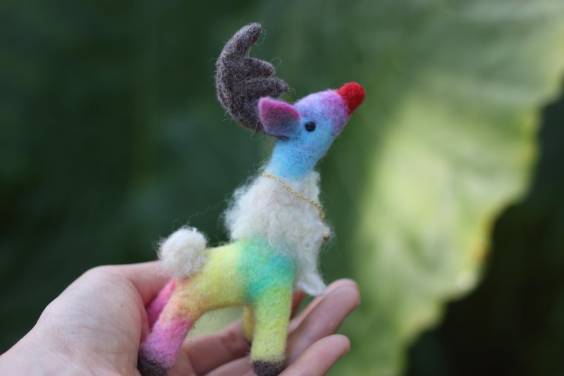 Hand-dyed wool rainbow reindeer wool felt Christmas gift Christmas exchange gift custom model - ของวางตกแต่ง - ขนแกะ หลากหลายสี