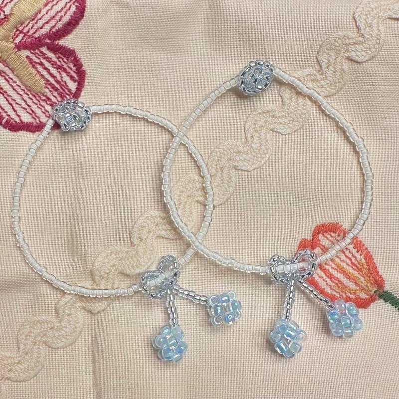 Cherry beaded bracelet - สร้อยข้อมือ - แก้ว สีใส