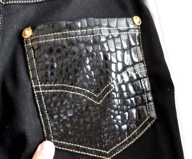 イタリアのラグジュアリーブランド、VERSACEの新作。ブラックの