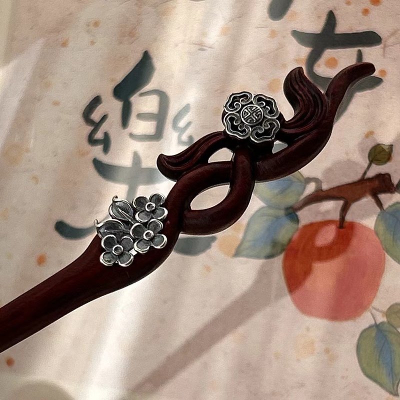 Red sandalwood hairpin inlaid with 925 Silver flowers is simple and elegant - เครื่องประดับผม - ไม้ 