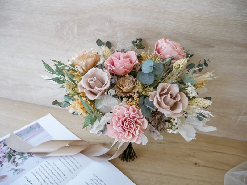 Natural and everlasting bouquet [花莳] everlasting bouquet/wedding shoot/wedding bouquet - ช่อดอกไม้แห้ง - พืช/ดอกไม้ สีกากี