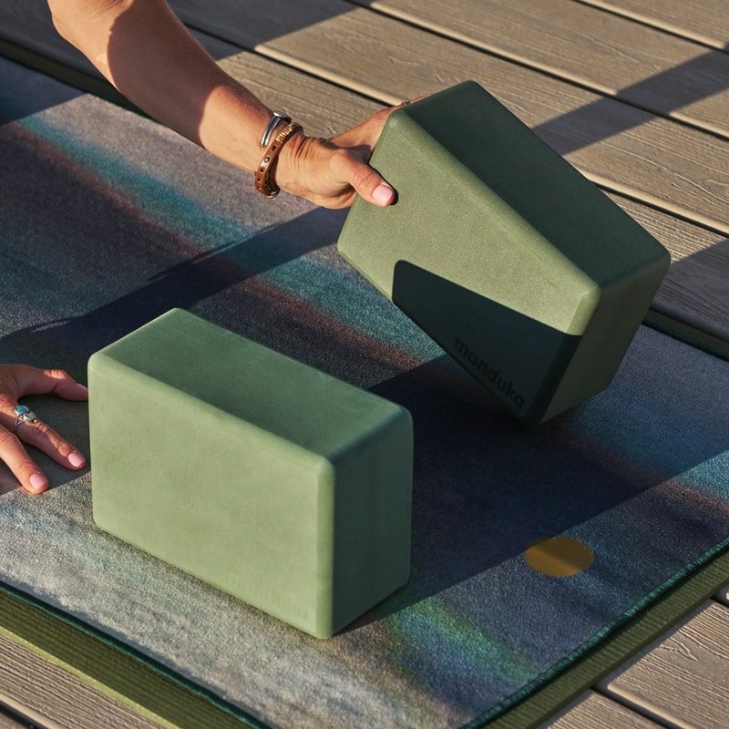 【Manduka】Recycled Foam Block 環保瑜珈磚 50D - Sage - 運動配件 - 其他材質 綠色