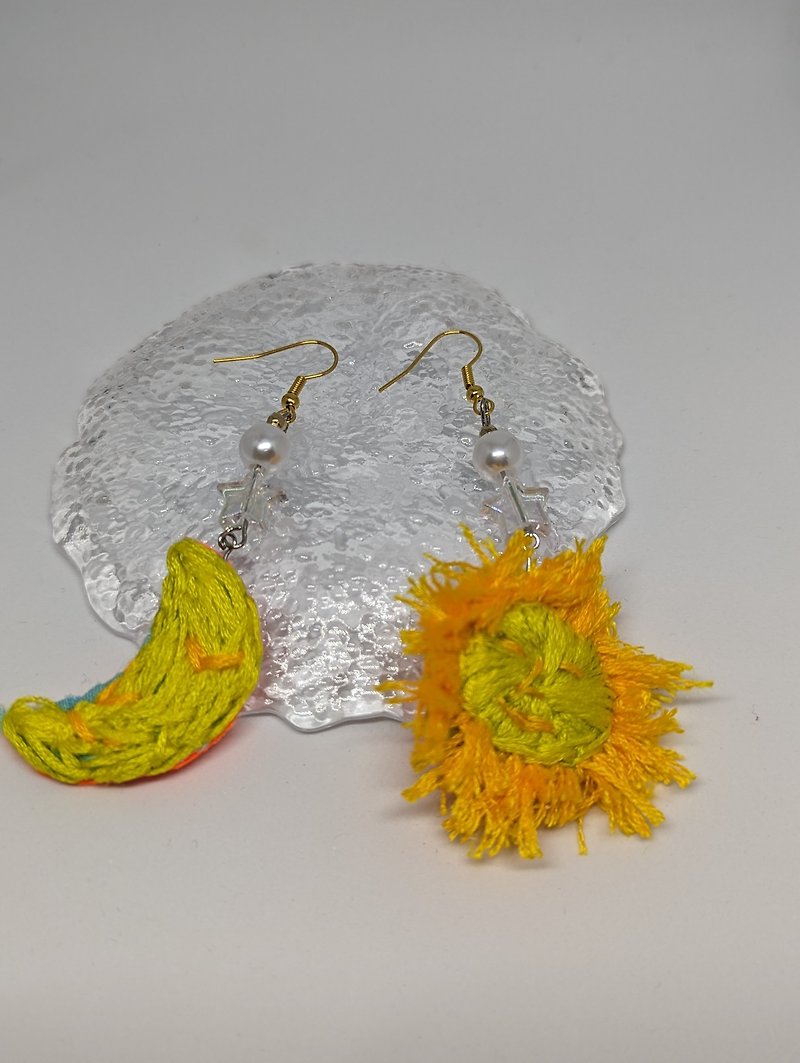 sun and moon earrings - ต่างหู - งานปัก สีเหลือง