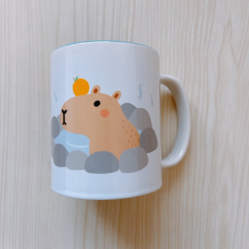 カピバラマウント富士マグカップインサイドブルー - マグカップ - 磁器 