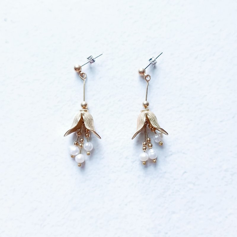 Bell flower / earrings / pearl / Clip-On/ Bronze - ต่างหู - ไข่มุก ขาว