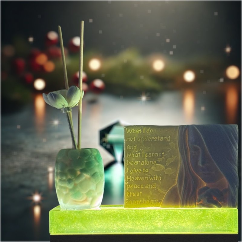 Jing Nian Good Luck Crystal Lamp Holder Series Green Crystal Praying Girl Fragrance Lighting with 5ML Essential Oil Free - น้ำหอม - เรซิน สีเขียว