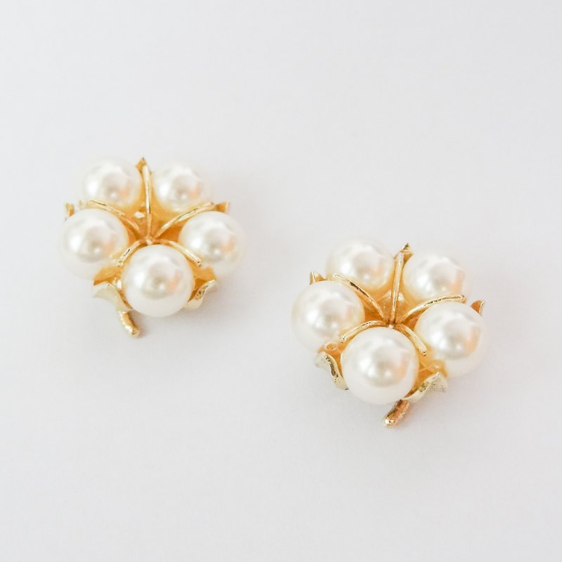 Japanese cotton pearl pearl cotton earrings gold models cotton pearl earrings pre-order chiching chess design handmade jewelry - Earrings & Clip-ons - Other Metals 