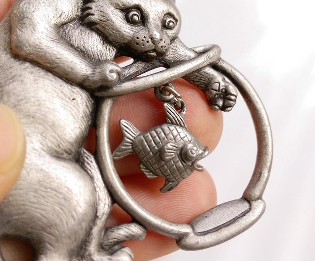 西洋のアンティークジュエリー。水槽が大好きなJJ猫シルバーピン