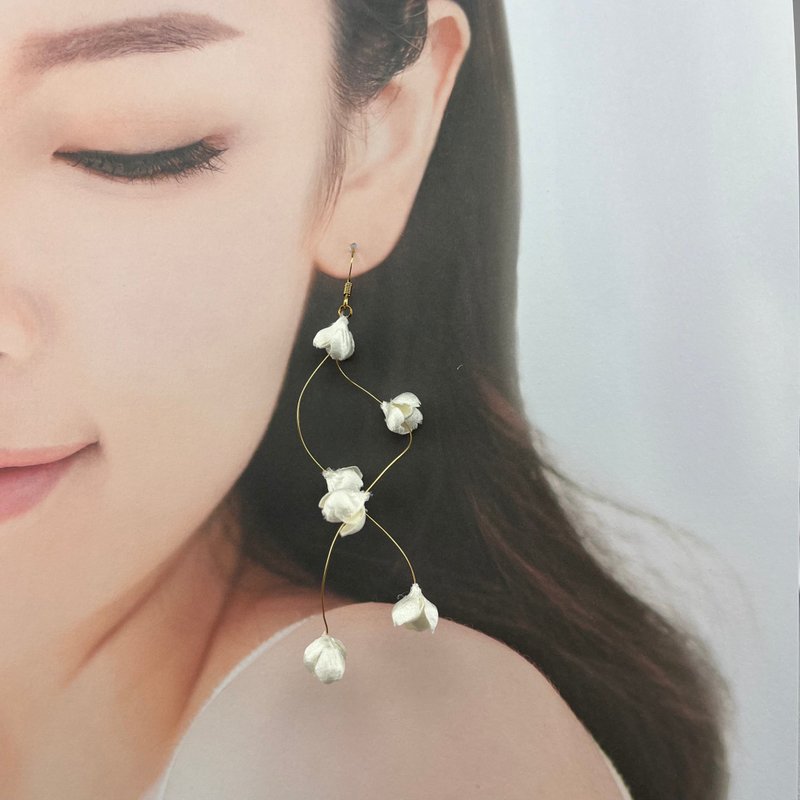 Mabli | Wrapped Small Flower Earrings - ต่างหู - วัสดุอื่นๆ ขาว