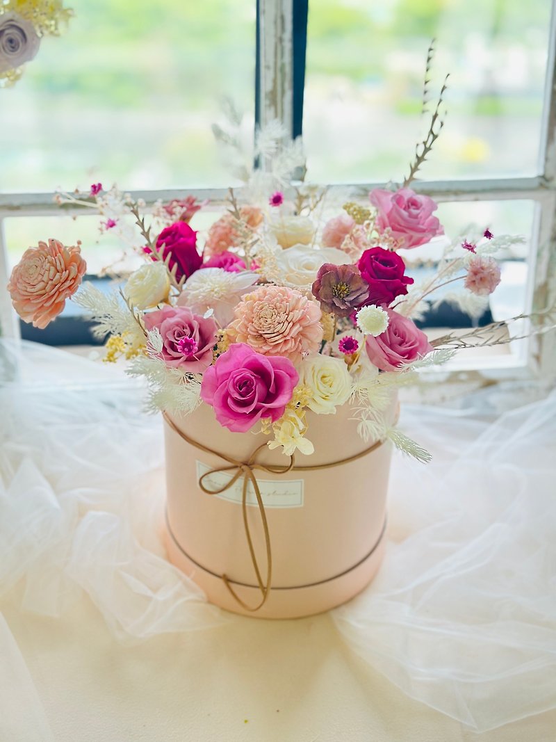 Everlasting flower gift box - ช่อดอกไม้แห้ง - พืช/ดอกไม้ สึชมพู