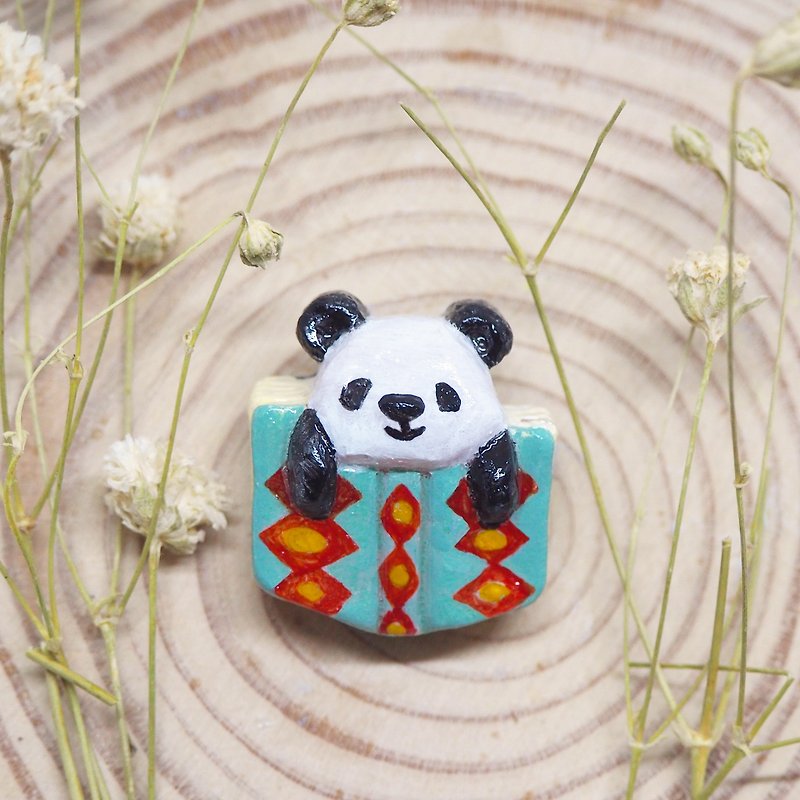 Panda and book handmade brooch - เข็มกลัด - ดินเหนียว 