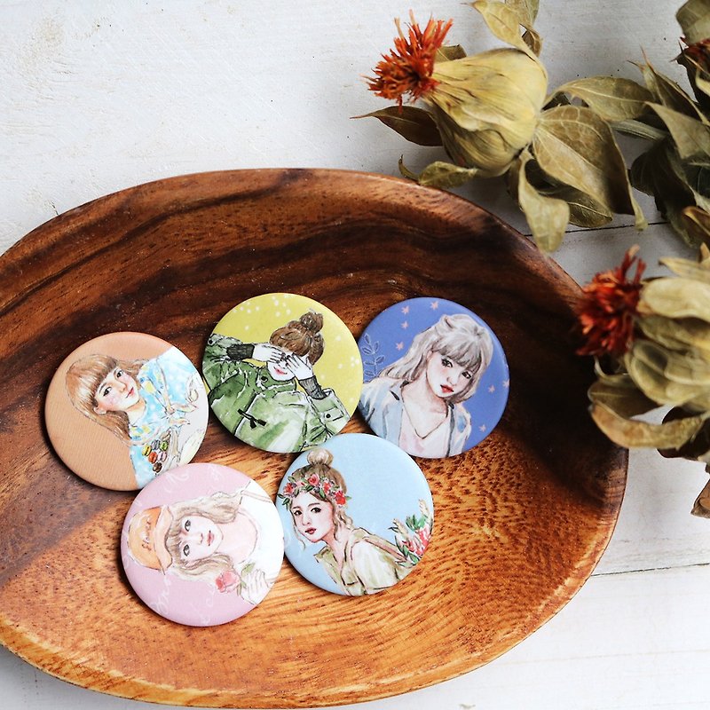 girl badge ( 5 into ) - Brooches - Plastic 