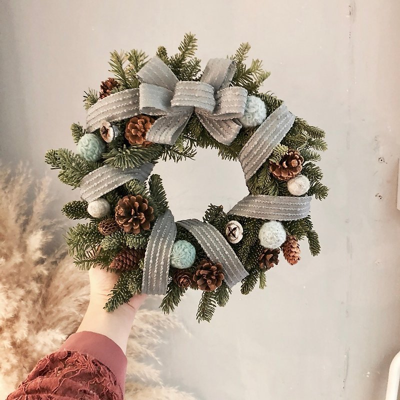 Gray and blue ribbon with Nobelson Christmas wreath - ช่อดอกไม้แห้ง - พืช/ดอกไม้ 