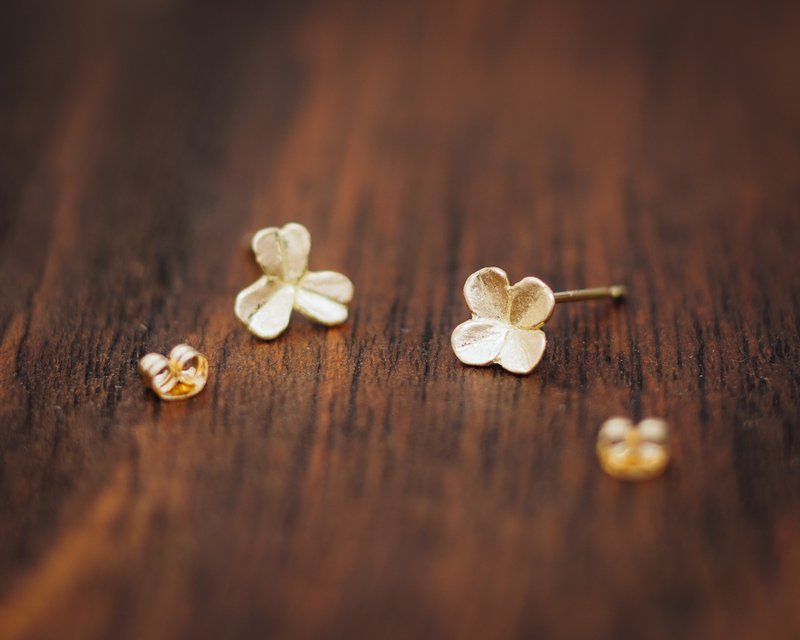 K18 クローバー シングル ピアス (ピアスのみ) - 耳環/耳夾/耳骨夾 - 貴金屬 金色