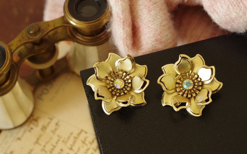 Antique gold Stone layered flower clip-on earrings C810 - ต่างหู - โลหะ สีทอง