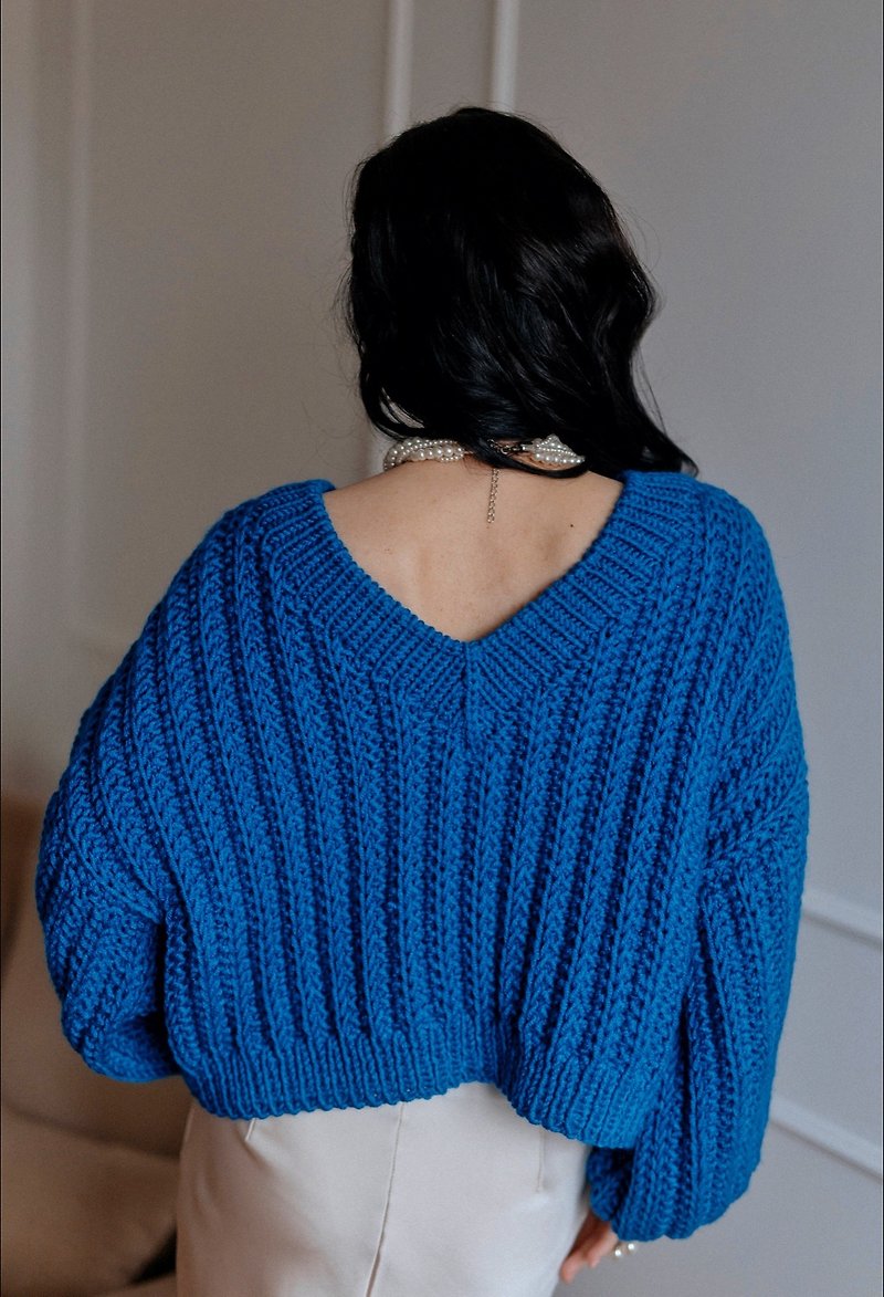 Chunky oversized sweater Cropped hand knit sweater Royal blue v neck jumper - 女毛衣/針織衫 - 羊毛 