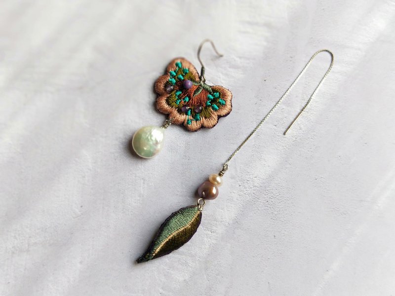 刺繡花瓣與葉子 不對稱  珍珠 銀耳環 - 耳環/耳夾/耳骨夾 - 繡線 粉紅色