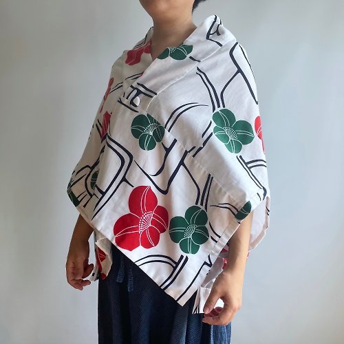 kawamura-sewing 【1点もの】さんかく羽織 ブローチ付き -浴衣地 白地に赤と緑の椿模様