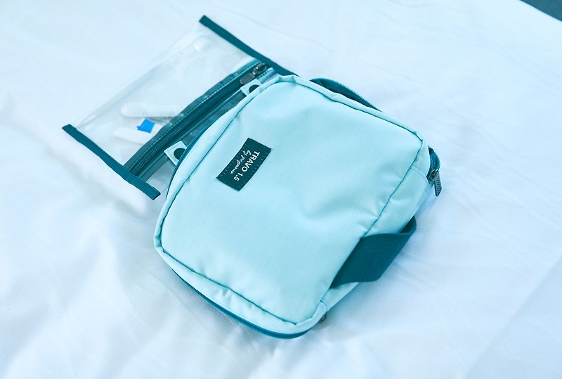 TRAVO 1.5 三折盥洗袋-旅行收納包 - 天使藍 - 化妝包/收納袋 - 聚酯纖維 藍色