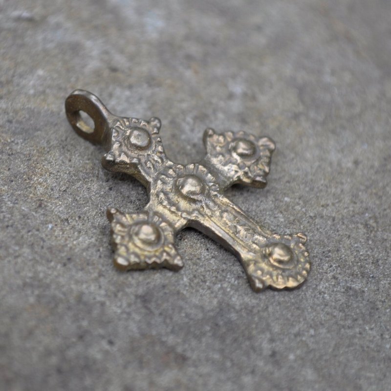 Rustic brass cross necklace pendant,Vintage Brass Cross,Die Struck Brass Cross - 吊飾/掛飾 - 銅/黃銅 金色