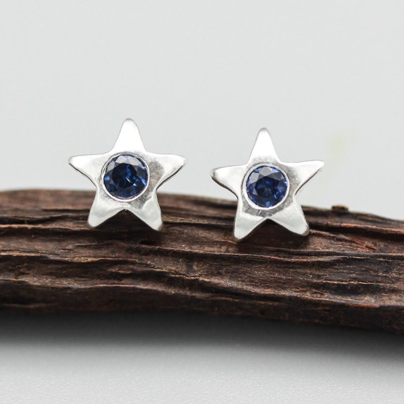 Star shape stud earrings with faceted blue sapphire in bezel setting - ต่างหู - เงินแท้ สีเงิน