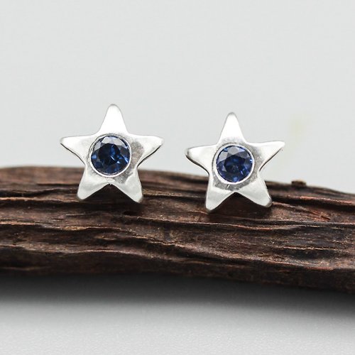 metal-studio-jewelry Star shape stud earrings with faceted blue sapphire in bezel setting