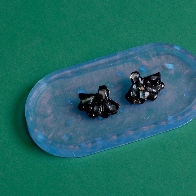 黑色珍珠立體花瓣造型耳環 ROUND OFF object.聯名 - 耳環/耳夾/耳骨夾 - 樹脂 黑色