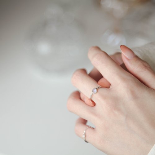 Isha Jewelry 純銀輕珠寶 藍暈月光石小圓片純銀戒 | 天然石 | 輕珠寶。藍光。禮物