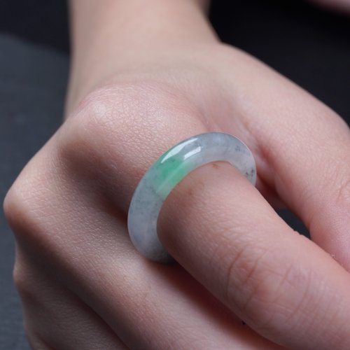 瓔珞珠寶盒 E.L.Jewelry Box 冰烏雞飄綠翡翠戒指戒圈 | 國際14圍 | 天然緬甸玉翡翠A貨 | 送禮