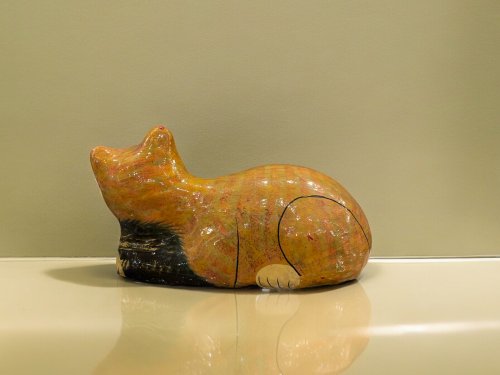 オリジナル　猫の置物　漆仕上げ インド・カシミール産の手作りの漆紙器に描かれた猫の置物 -ブラックと