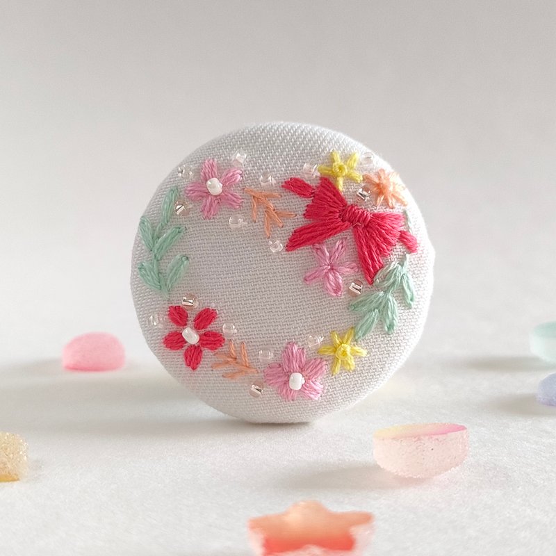 リボンとお花のカラフルハートリース刺繍ブローチor刺繍ヘアゴム - 胸針 - 棉．麻 紅色