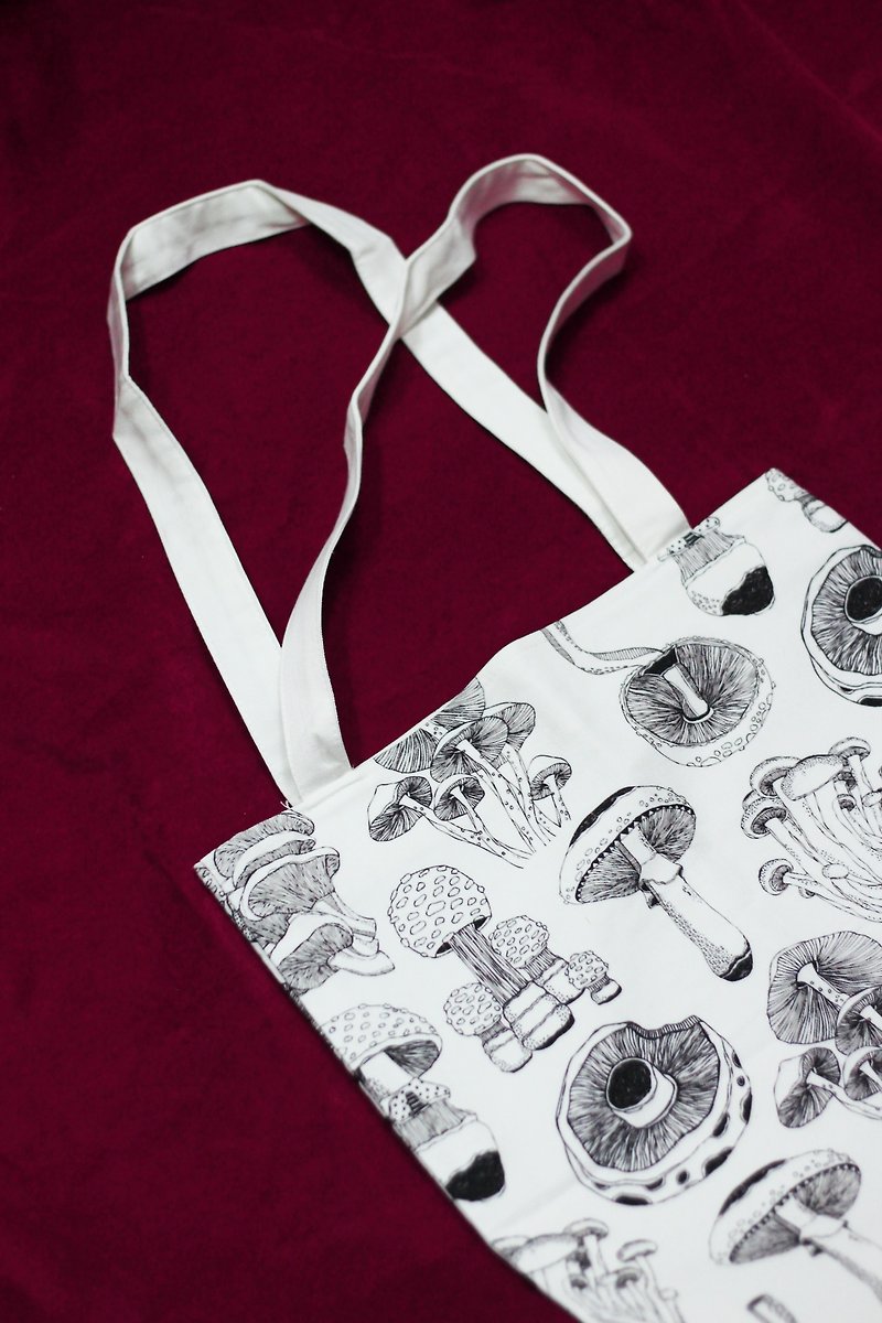 Black & white mushroom tote bag - กระเป๋าถือ - ผ้าฝ้าย/ผ้าลินิน 